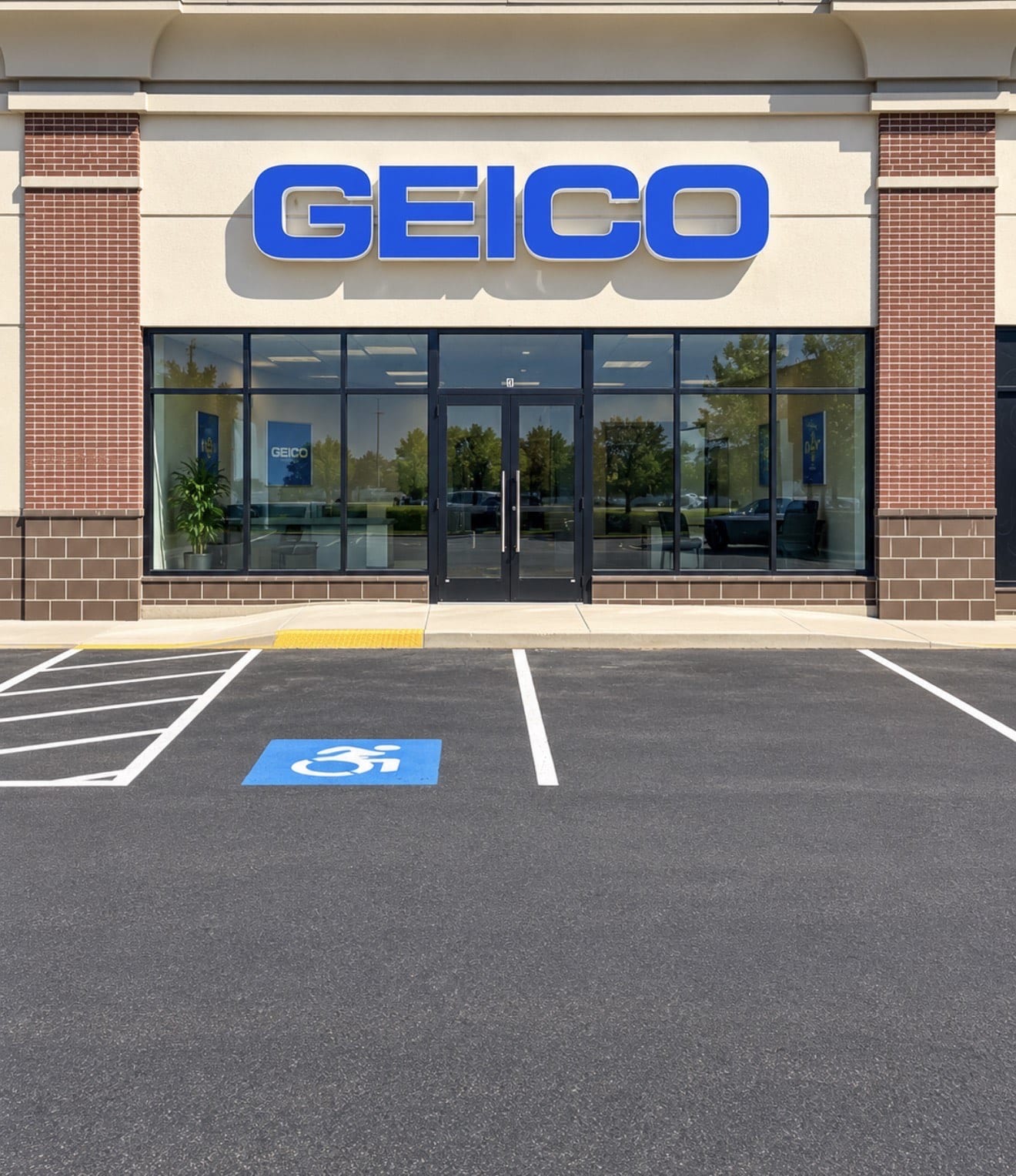 The Saugus office storefront with the blue GEICO sign at 880 Broadway